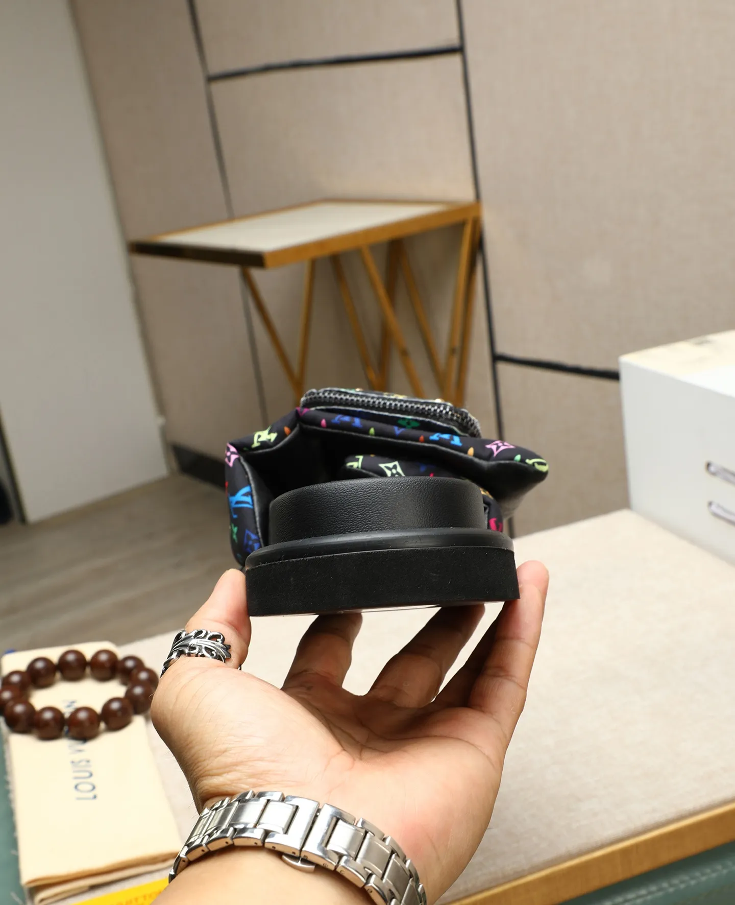 Factory price 360 ​​🐢🐢Men's shoes for couples, with drawer box [LOUIS VUITTON] Louis Vuitton, the latest LV official website printed wallet and men's and women's slippers 🔥🔥🔥 are now on the market. The drawer box is packaged with cloth bags and cards. The upper pattern looks very soft and waxy, and is a super versatile leg slimming tool. Fabric: Imported denim/down silk cotton embossed, LV hardware LOGO, official website pattern printing, lining: water-dyed sheepskin down filling, comfortable to wear, feet: high-elastic PU water platform. Sole: foam sole, heel height: about 5cm. Code number 36-44, (35 45 customized)